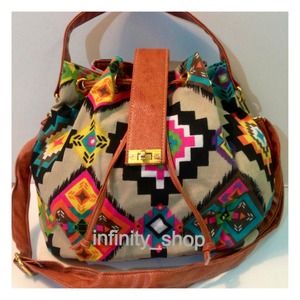 🚫Sold in a bundle🚫🌺Sossy aztec bucket bag🌺