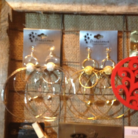 CLOSET GRAND OPENING!!! - Picture 2 of 4