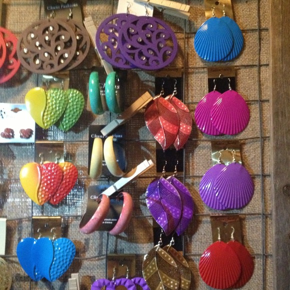 CLOSET GRAND OPENING!!! - Picture 3 of 4