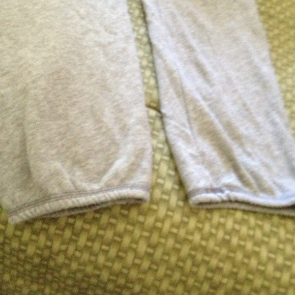 🚫 SOLD 🚫 Gray PINK cropped sweatpants - Picture 4 of 4