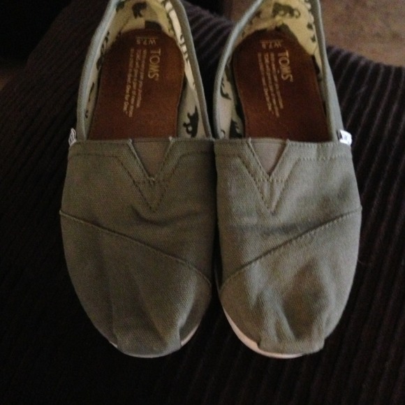 Dark green toms! 7.5 size, great condition!