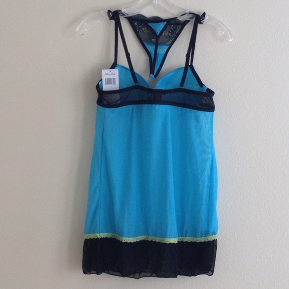 Sexy lingering - Picture 2 of 2