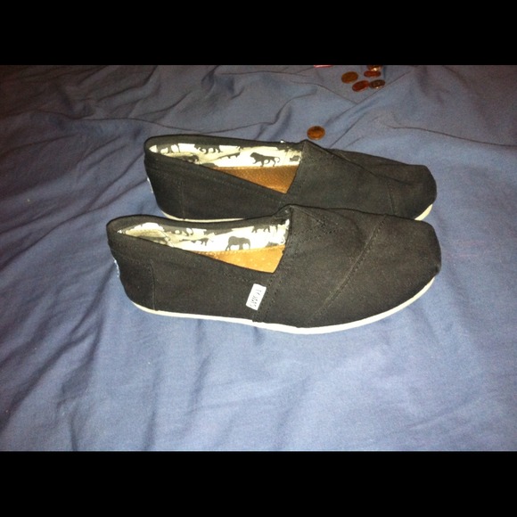⛔🚫sold🚫⛔Black canvas toms sz 8