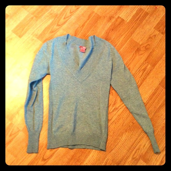 Gray V neck sweater sz s small