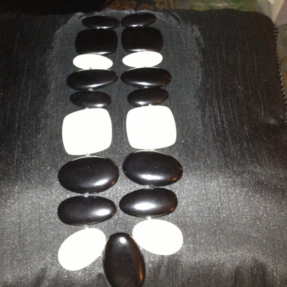 CHICOS BLACK AND WHITE NECKLACE 18" LONG!
