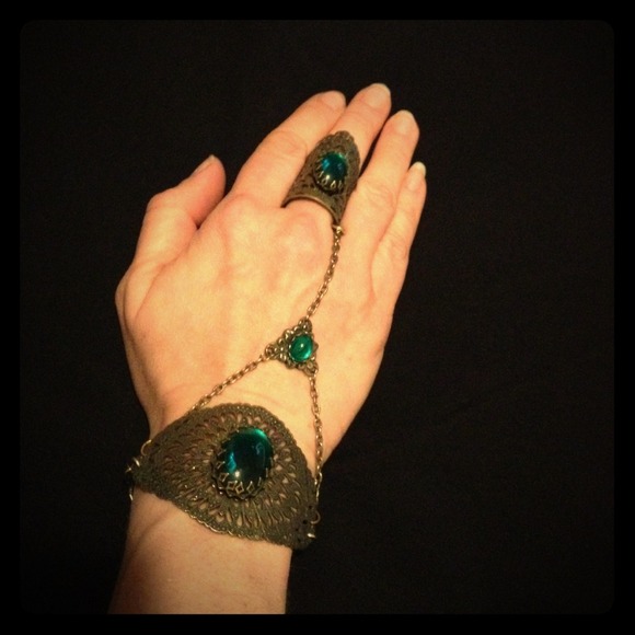 Bracelet with connected ring