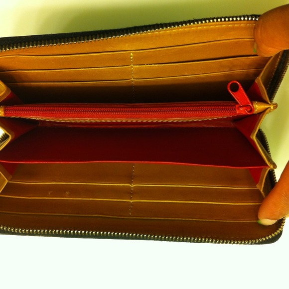 Dooney & Bourke Wallet. Great condition! - Picture 2 of 4