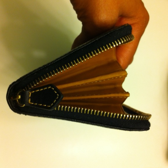 Dooney & Bourke Wallet. Great condition! - Picture 3 of 4