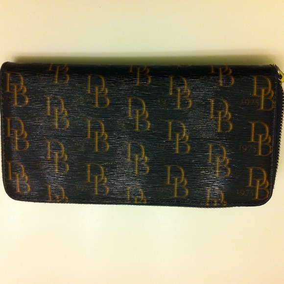 Dooney & Bourke Wallet. Great condition! - Picture 4 of 4