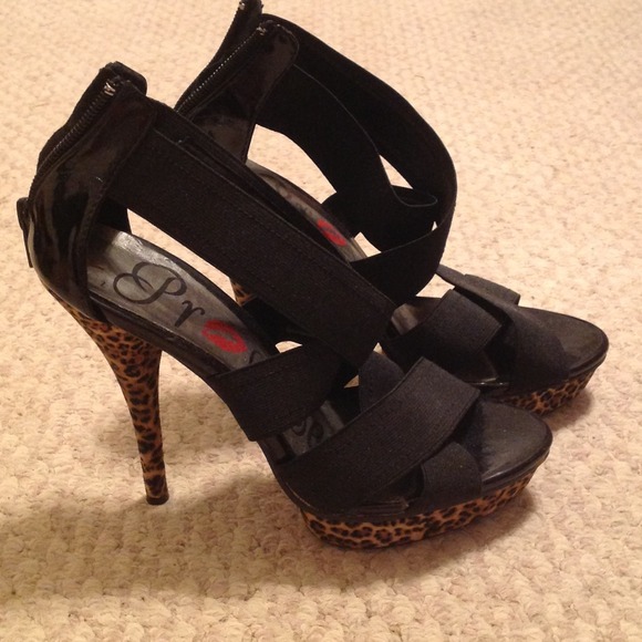 Sold in bundle✂Leopard!! Sexy black leopard heels.