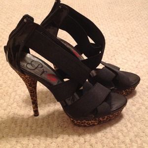 Sold in bundle✂Leopard!! Sexy black leopard heels.