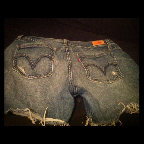 ✨REDUCED✨Levi's cut off shorts