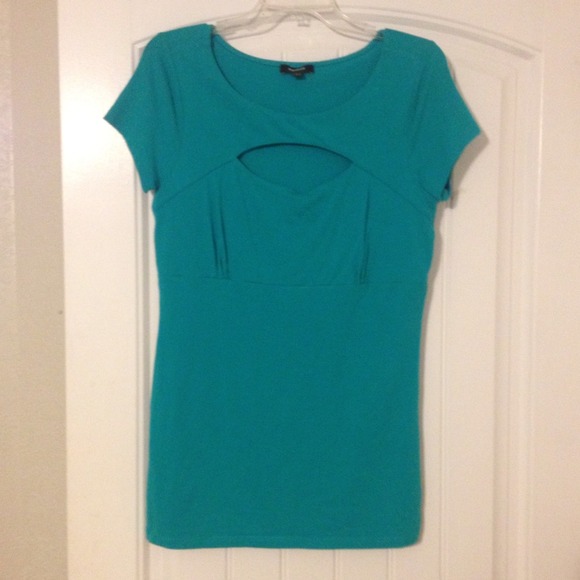 Cute turquoise top!