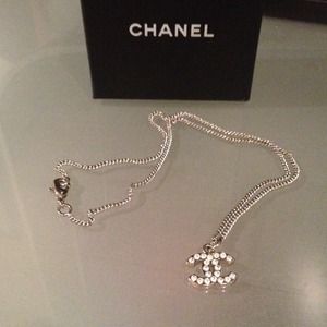 AUTHENTIC CHANEL CC logo necklace