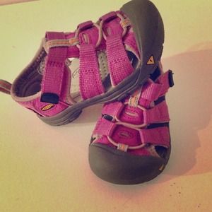 Toddler keen size 7. Good condition