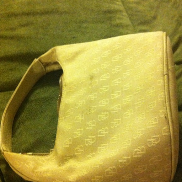 Signature Dooney and Bourke zipper top sac