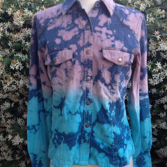 ❎SOLD❎🎉Host Pick🎉Bleached denim button up - Picture 3 of 4