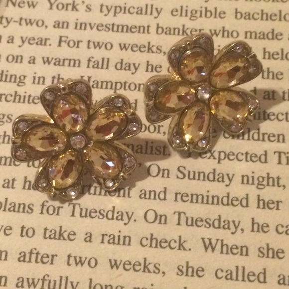 Jewelry - ⭐️SALE!! NWOT*Flower Earrings