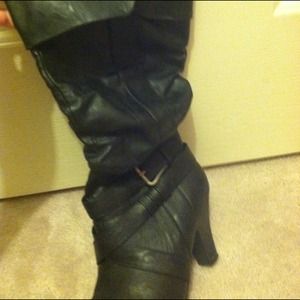 Black boots with small heel