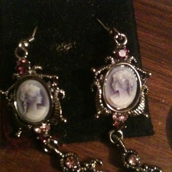 Bundled- Vintage inspired cameo earrings - Picture 4 of 5