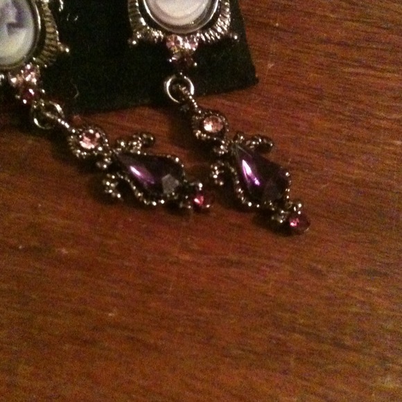 Bundled- Vintage inspired cameo earrings - Picture 5 of 5