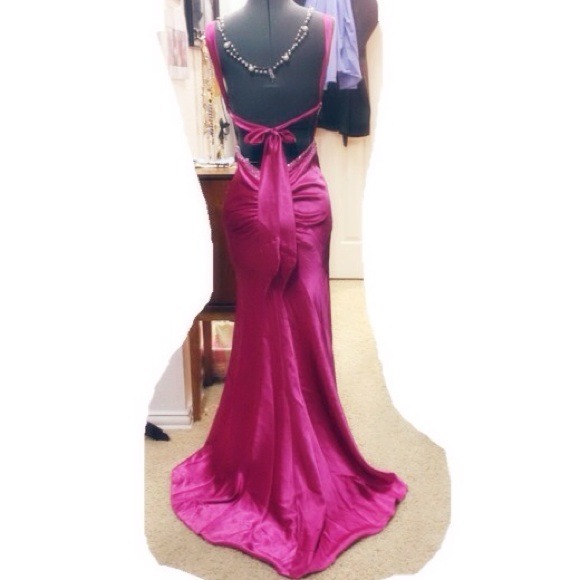 Beautiful formal gown - Picture 2 of 4