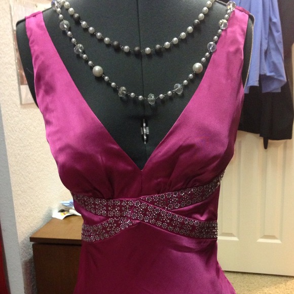 Beautiful formal gown - Picture 3 of 4