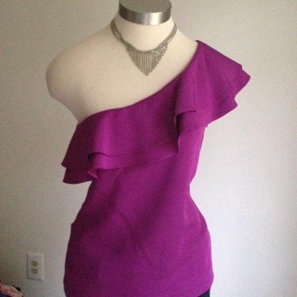 Tops - ⬇️HOST PICK BEAUTIFUL silk one shoulder ruffle top