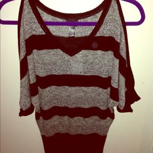 Cute black and silver striped top from buckle!