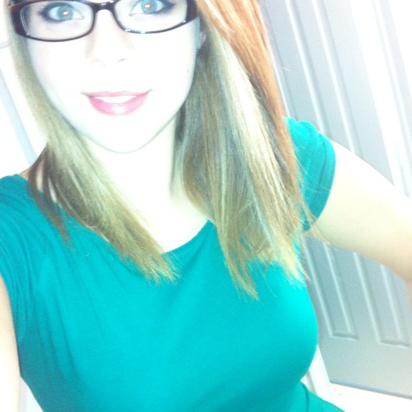 Tight green shirt with a little plead on the arm - Picture 1 of 3