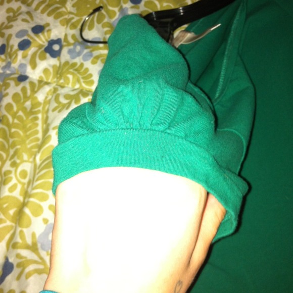 Tight green shirt with a little plead on the arm - Picture 3 of 3