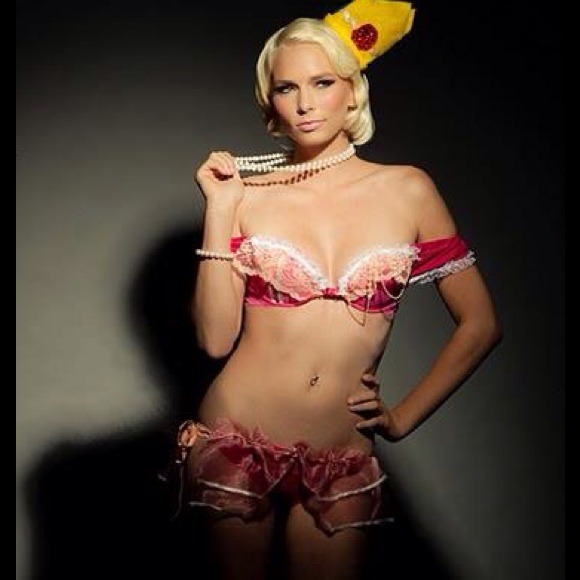 Princess Peach Toadstool Cosplay - Picture 1 of 2