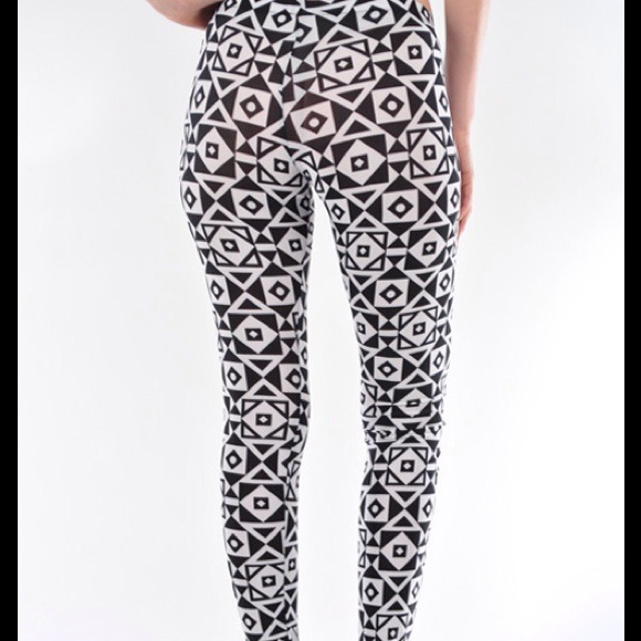 Blk & white Triangle Leggings - Picture 2 of 2