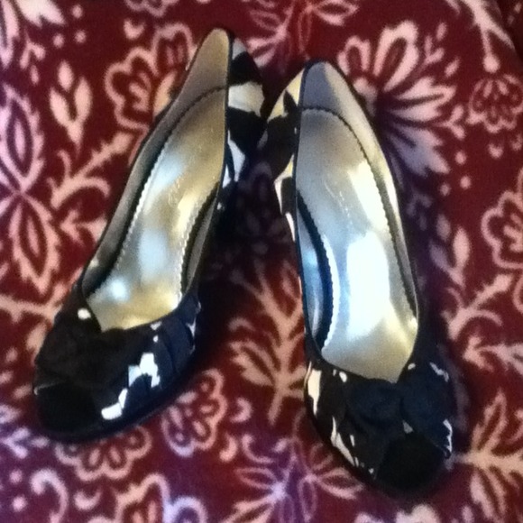 SOLD! Black and white floral peep toes - Picture 1 of 3
