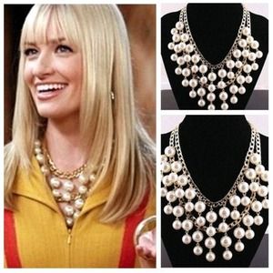 Statement pearl necklace 2 Broke girls