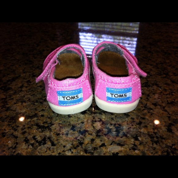❌SOLD❌"Tiny TOMS" baby girl TOMS size 2.