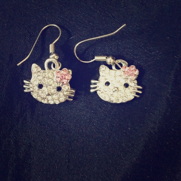Hello kitty earrings✨