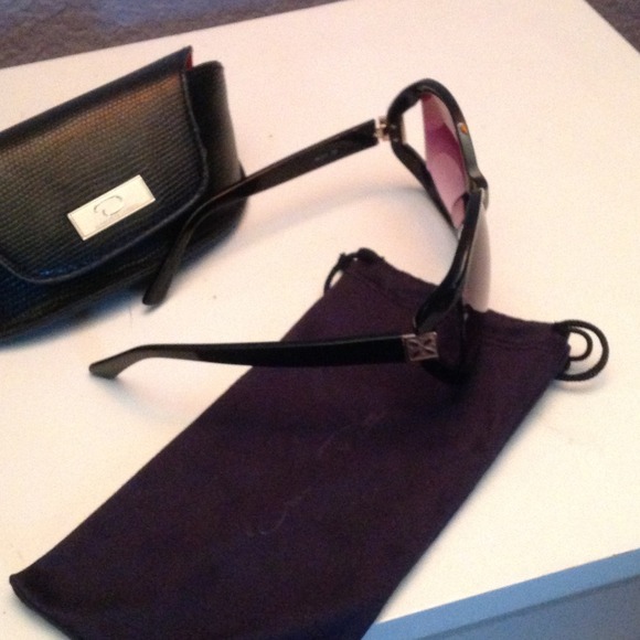 ?OSCAR DE LA RENTA SUNGLASSES ?