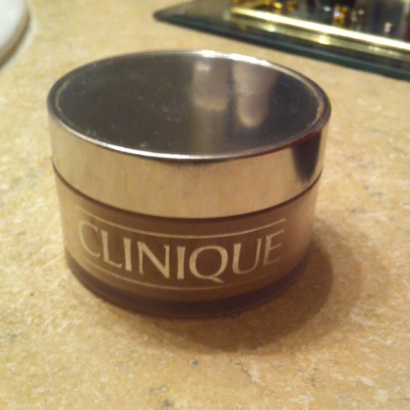 🎈🎈SOLD🎈🎈Clinique face powder 💫✨FREE💫💫👇👇👇