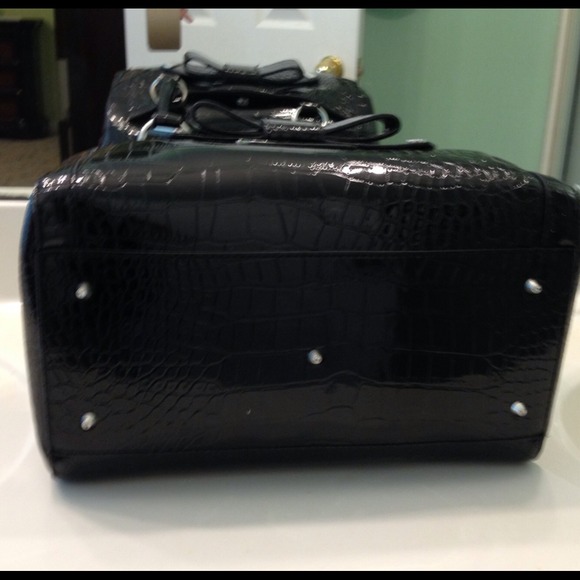 SOLD *** HOT 100%Authentic"GUESS"black satchel - Picture 2 of 4