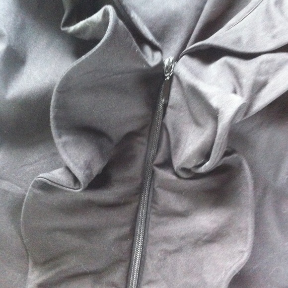 Samuel Dong zip front sleeveless ruffle top. NWOT - Picture 3 of 4