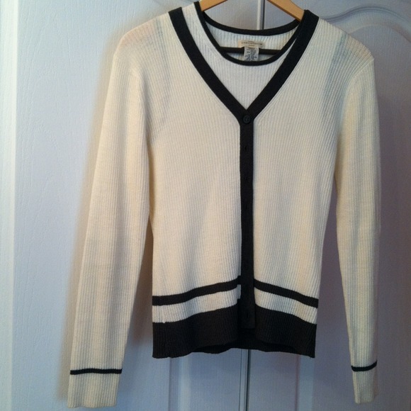 2-piece ivory and gray shell and sweater