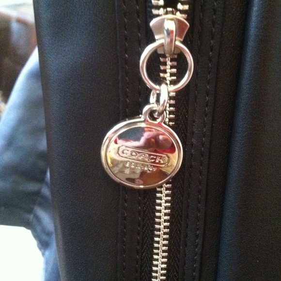 SOLD!! COACH GALLERY LEATHER ZIPPER TOTE! - Picture 2 of 4