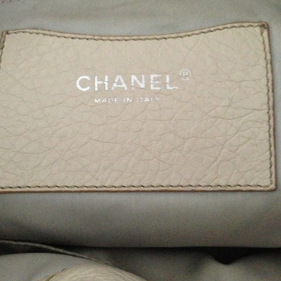Classic beige hobo Chanel. - Picture 2 of 4