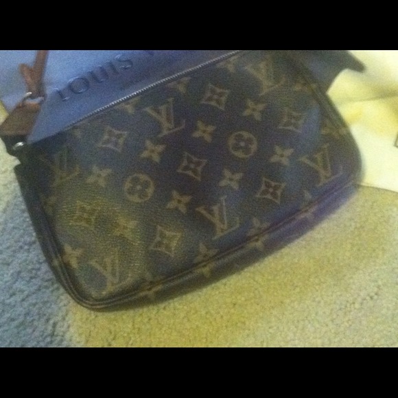 Authentic Louis Vuitton pouch - Picture 3 of 3