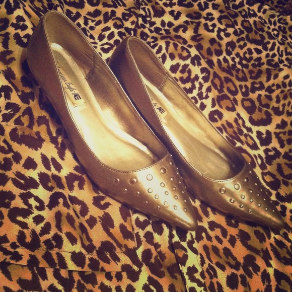 Pointed toe studded flats & earrings bundle