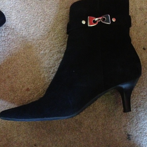 Anne Klein Pointy toe small heel black suede boot