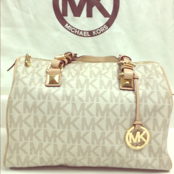 Michael Kors Handbags - 💖SOLD💖MICHAEL KORS WHITE GRAYSON HANDBAG!