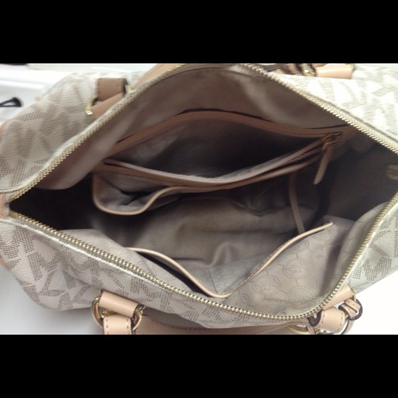 💖SOLD💖MICHAEL KORS WHITE GRAYSON HANDBAG! - Picture 2 of 3