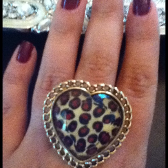 🚫🚫SOLD🚫🚫💛Betsy Johnson heart leopard ring💛 - Picture 2 of 2